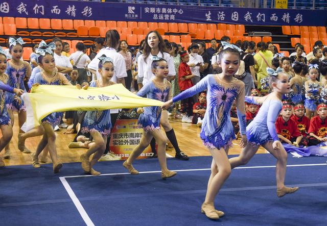 （体育·图片故事）啦啦操“小花”美菲娜(2)