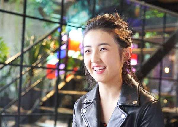 三位比较火的女童星,张雪迎靠颜值,关晓彤靠身高,她有些尴尬