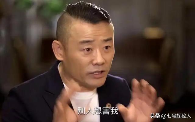 温州富婆胡洁,前脚送巨贪前夫进监狱,后脚嫁周立波,将其宠成宝