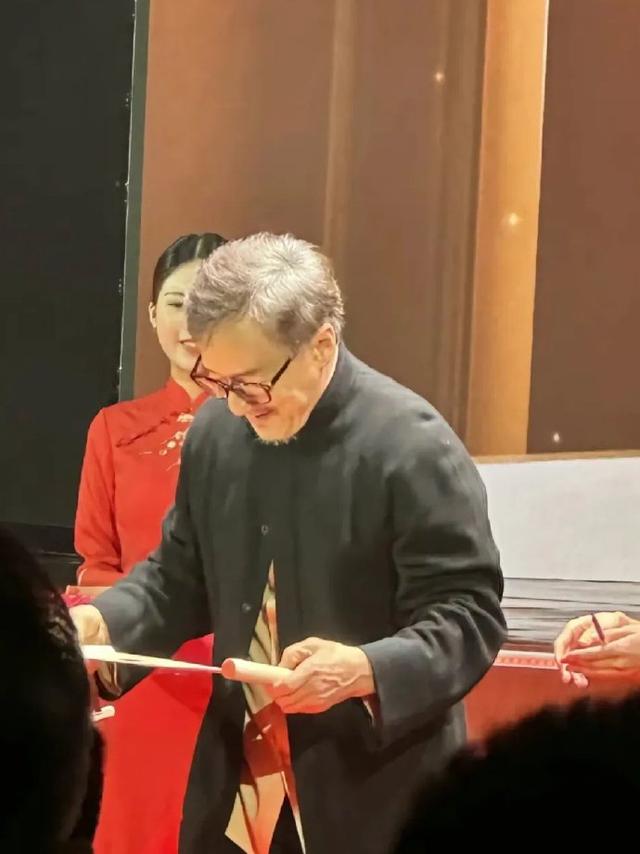 成龙老到认不出,身家丰厚却自曝还债,细数资产,才明白他的格局