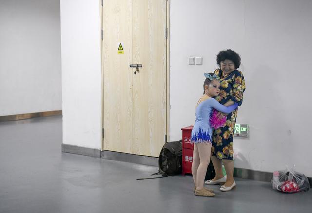 （体育·图片故事）啦啦操“小花”美菲娜(2)