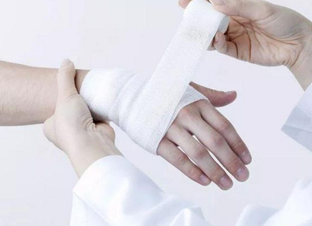 “紫砂掌”少年惊动多科室医学专家！几盆水洗黑，他居然好了