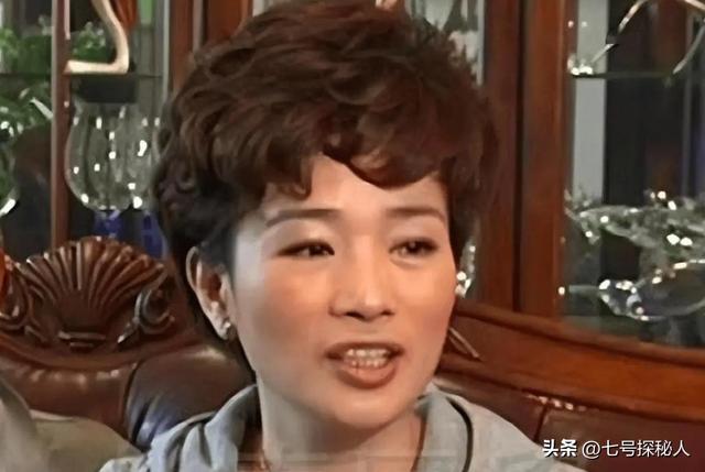 温州富婆胡洁,前脚送巨贪前夫进监狱,后脚嫁周立波,将其宠成宝