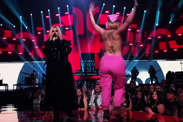 “摇滚天后”演讲时,赤裸上身女子闯入舞台,艾薇儿怒斥其下台