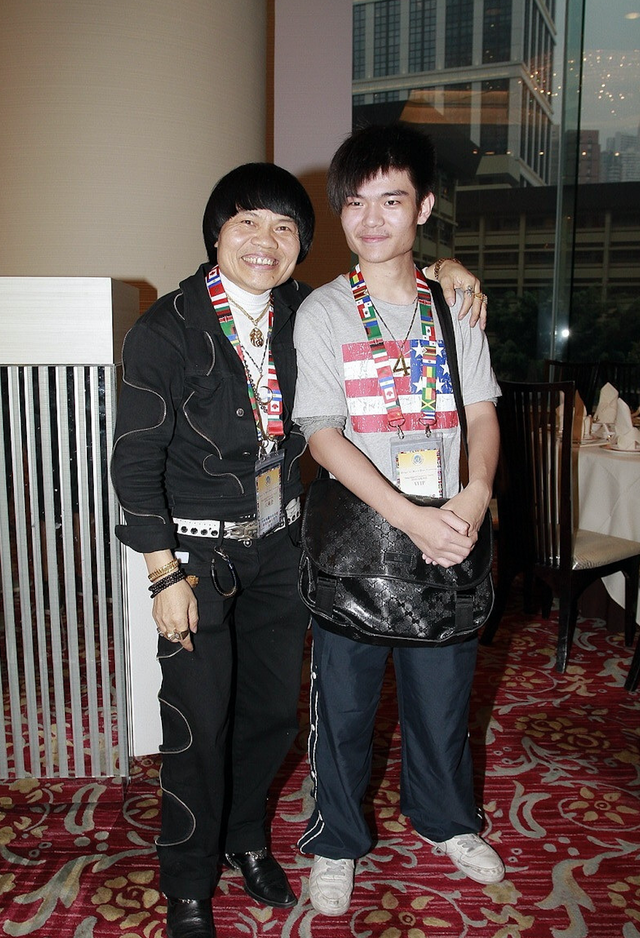 66岁绿叶八两金常驻内地转型做老板,携25岁儿子四处登台月入50万