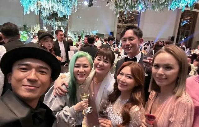 47岁范晓萱一头绿发参加萧敬腾婚礼，近照大变样，胖到认不出