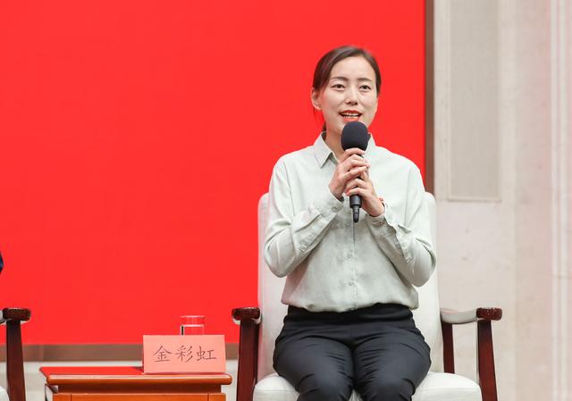 基层人社党员走上中宣部发布厅，讲述如何做好“下面一根针”
