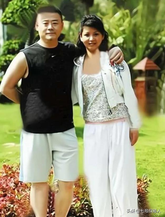 温州富婆胡洁,前脚送巨贪前夫进监狱,后脚嫁周立波,将其宠成宝