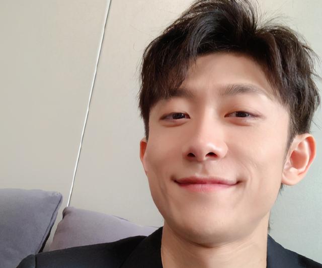 张一山又有新恋情?被拍与黄发女十指紧扣,深夜同回别墅超甜蜜