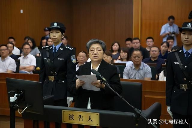 温州富婆胡洁,前脚送巨贪前夫进监狱,后脚嫁周立波,将其宠成宝