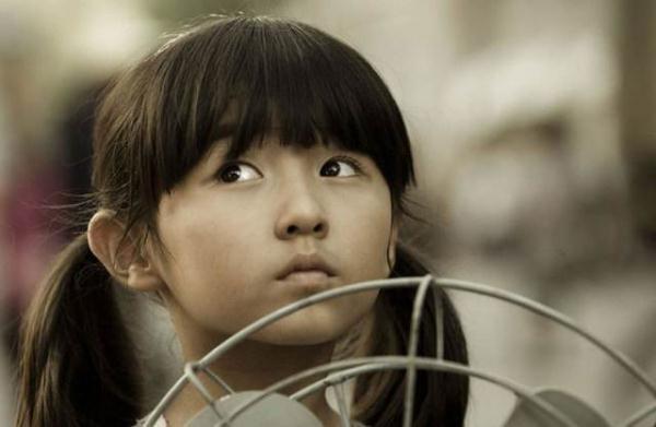 三位比较火的女童星,张雪迎靠颜值,关晓彤靠身高,她有些尴尬