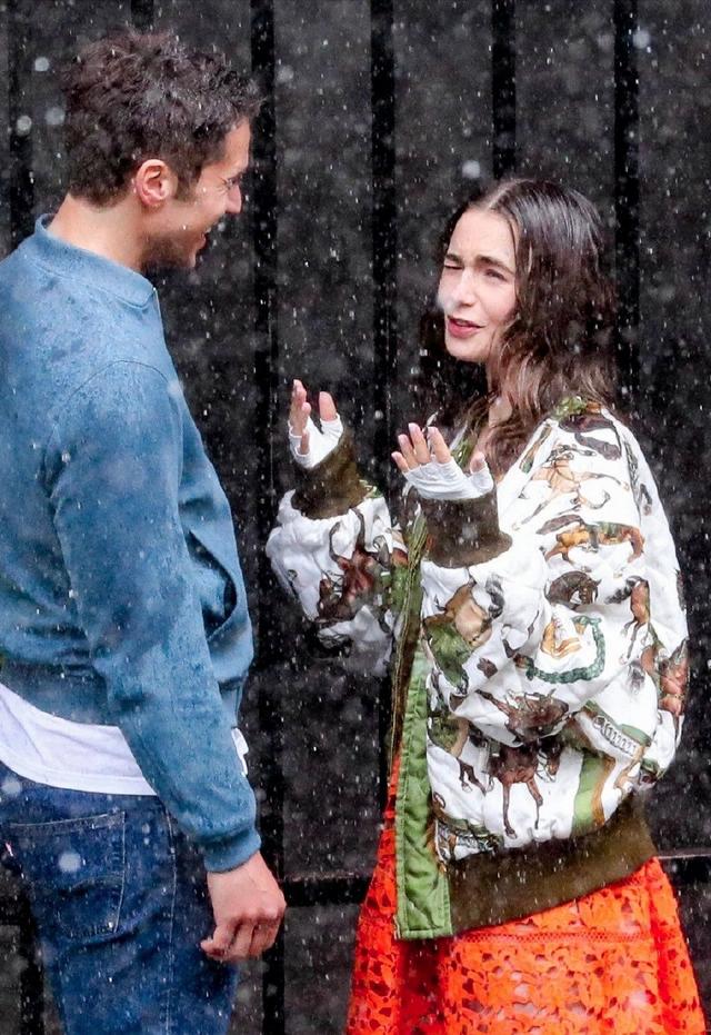 莉莉柯林斯暴雨中拍戏,被淋到五官扭曲,网友:还好女神没整过容