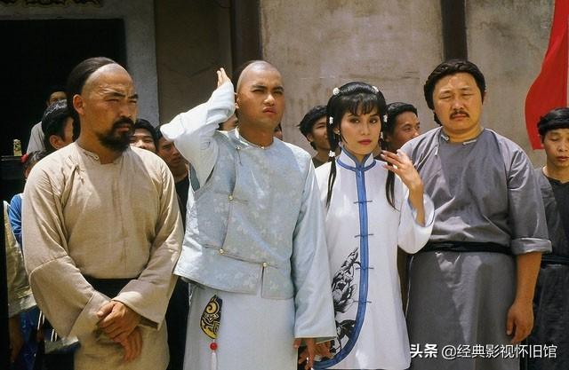 《佛山赞先生》剧照:黄日华和“中年黄蓉”欧阳佩珊饰演情侣