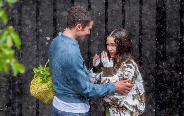 莉莉柯林斯暴雨中拍戏,被淋到五官扭曲,网友:还好女神没整过容