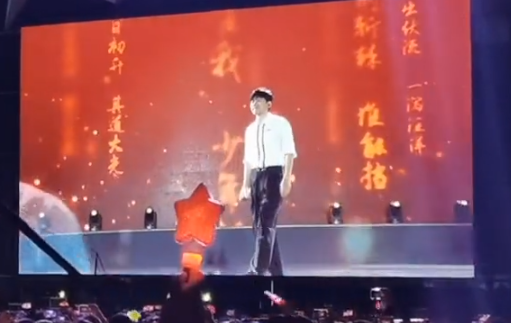 38岁张杰入职上海大学!为特聘音乐教师,惊喜现身引欢呼