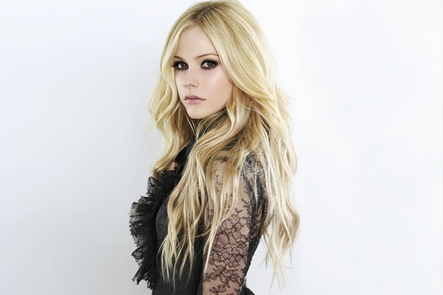 “摇滚天后”演讲时,赤裸上身女子闯入舞台,艾薇儿怒斥其下台