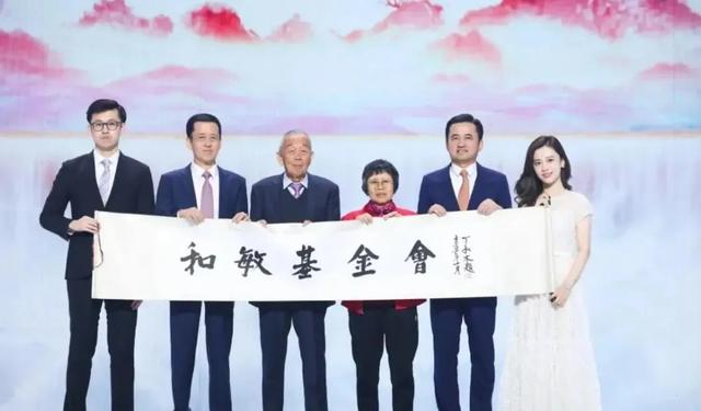 泉州首富之父、安踏创始人丁和木斩获“爱心奖”：30 年捐款超 30 亿