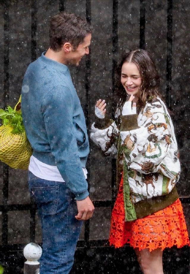 莉莉柯林斯暴雨中拍戏,被淋到五官扭曲,网友:还好女神没整过容