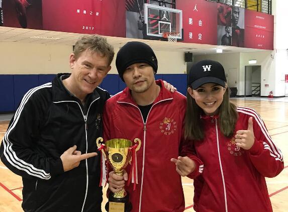 昆凌爸爸过生日，周杰伦这个举动暴露与岳父的关系！网友：周董高情商