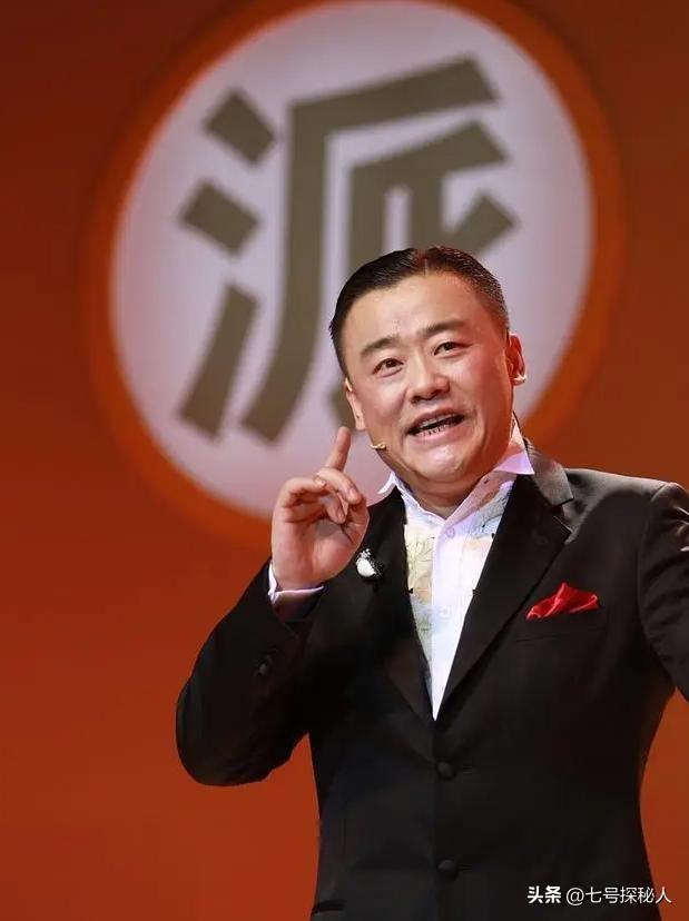 温州富婆胡洁,前脚送巨贪前夫进监狱,后脚嫁周立波,将其宠成宝