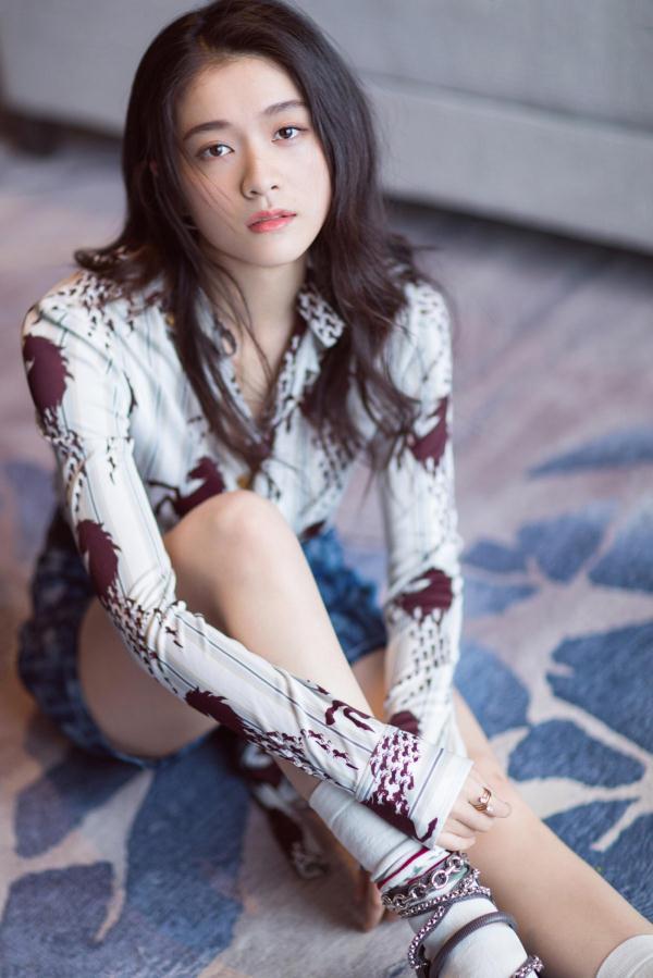 三位比较火的女童星,张雪迎靠颜值,关晓彤靠身高,她有些尴尬