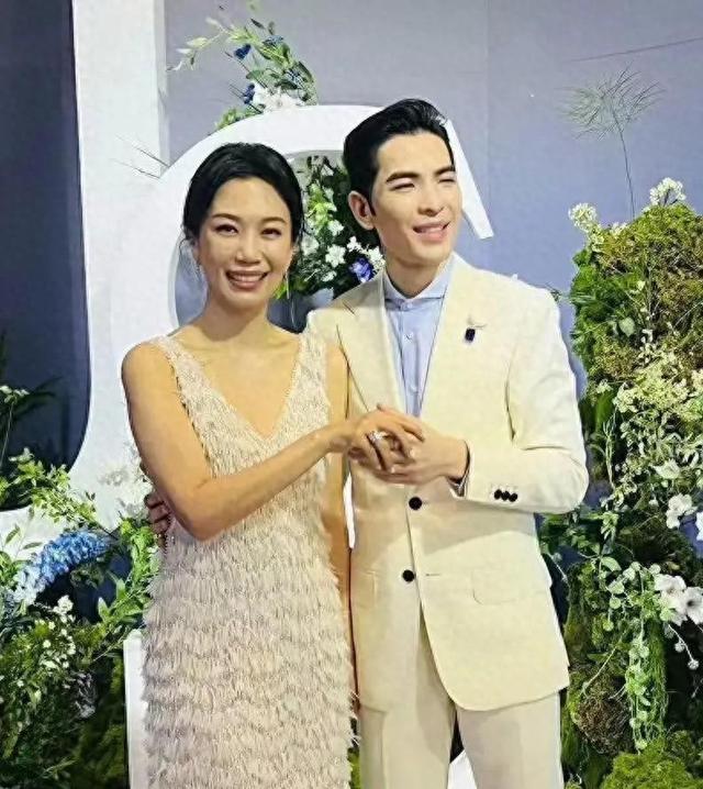 47岁范晓萱一头绿发参加萧敬腾婚礼，近照大变样，胖到认不出