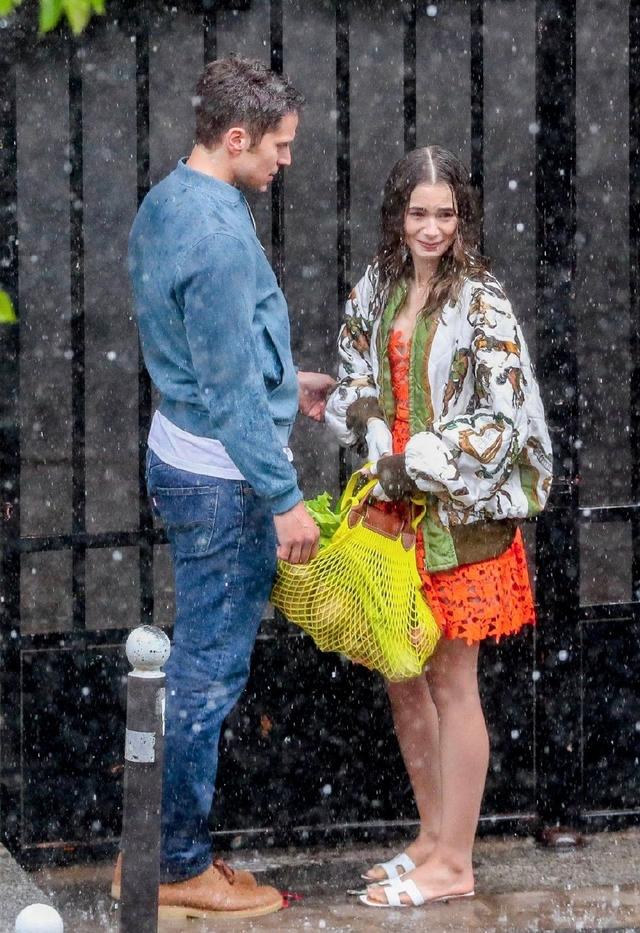 莉莉柯林斯暴雨中拍戏,被淋到五官扭曲,网友:还好女神没整过容