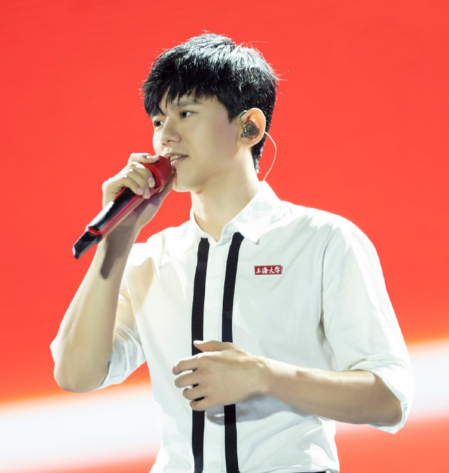 38岁张杰入职上海大学!为特聘音乐教师,惊喜现身引欢呼