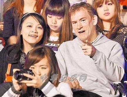 昆凌爸爸过生日，周杰伦这个举动暴露与岳父的关系！网友：周董高情商