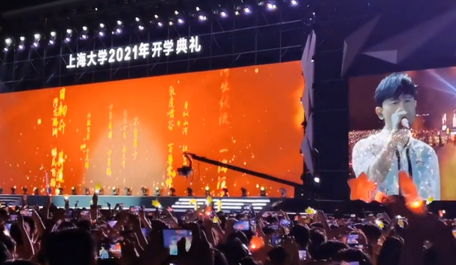 38岁张杰入职上海大学!为特聘音乐教师,惊喜现身引欢呼