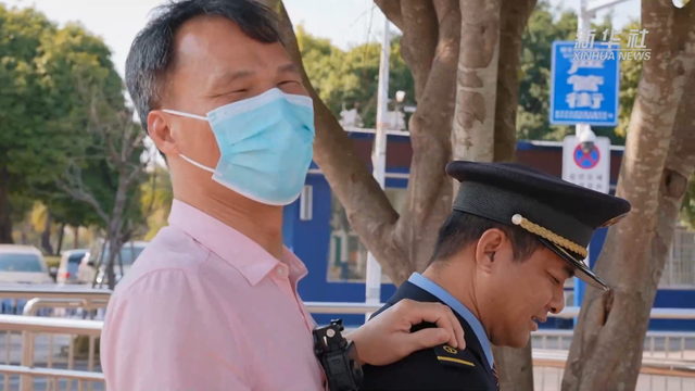 新春走基层|“搭我肩膀吧”——盲人按摩师苏师傅的回家之旅