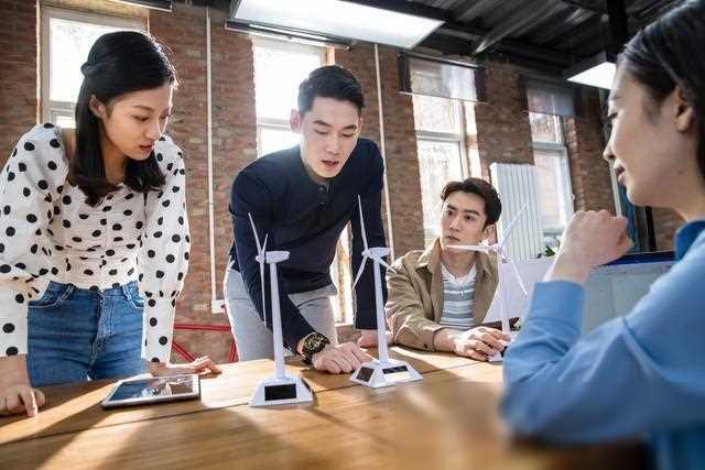 朝鲜18岁姑娘嫁给河南小伙,新娘进门就磕头,引全村人围观