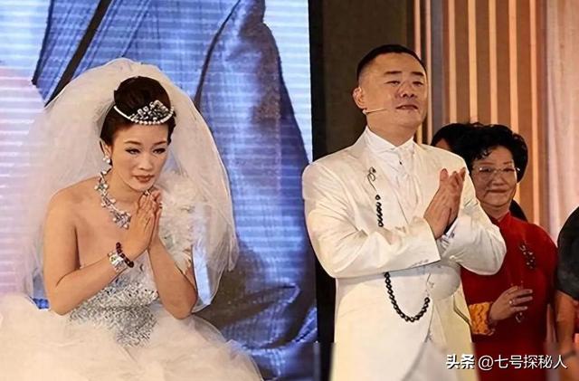 温州富婆胡洁,前脚送巨贪前夫进监狱,后脚嫁周立波,将其宠成宝