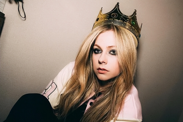 “摇滚天后”演讲时,赤裸上身女子闯入舞台,艾薇儿怒斥其下台