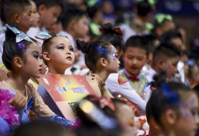 （体育·图片故事）啦啦操“小花”美菲娜(2)