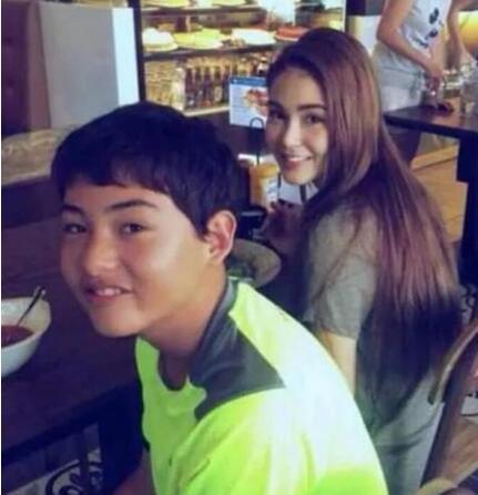 昆凌爸爸过生日，周杰伦这个举动暴露与岳父的关系！网友：周董高情商