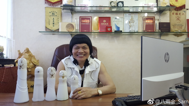 66岁绿叶八两金常驻内地转型做老板,携25岁儿子四处登台月入50万