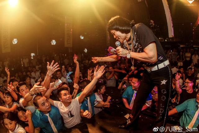 66岁绿叶八两金常驻内地转型做老板,携25岁儿子四处登台月入50万