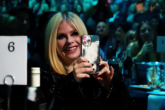 “摇滚天后”演讲时,赤裸上身女子闯入舞台,艾薇儿怒斥其下台