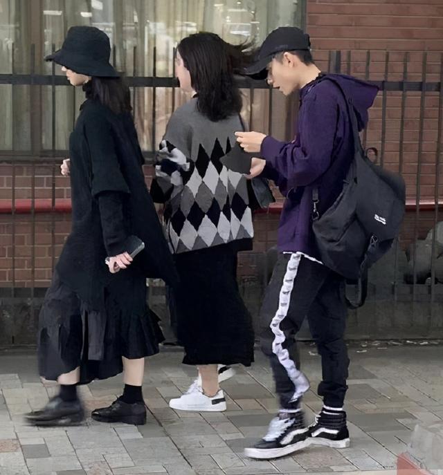 张一山又有新恋情?被拍与黄发女十指紧扣,深夜同回别墅超甜蜜