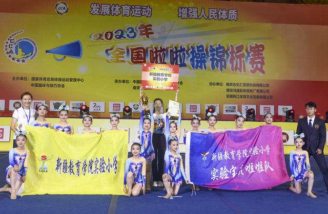 （体育·图片故事）啦啦操“小花”美菲娜(2)