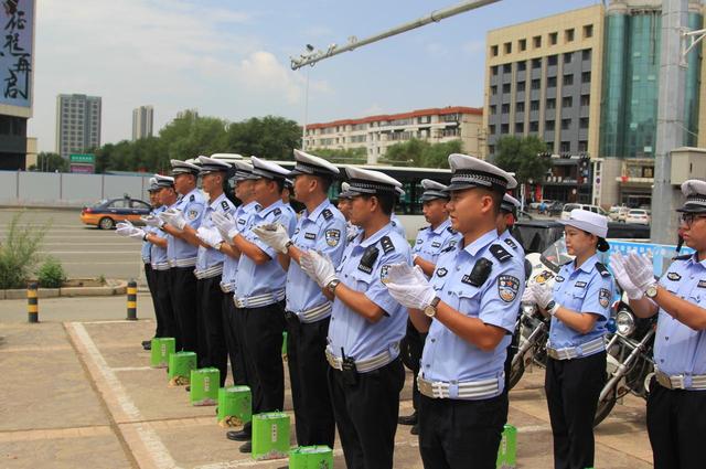 玉泉区总工会慰问一线民警