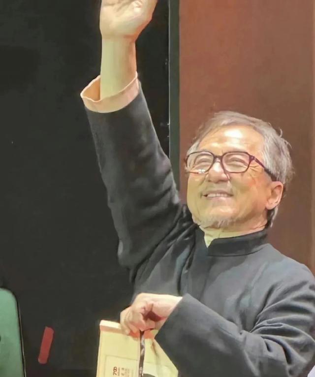 成龙老到认不出,身家丰厚却自曝还债,细数资产,才明白他的格局