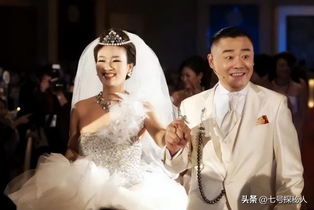 温州富婆胡洁,前脚送巨贪前夫进监狱,后脚嫁周立波,将其宠成宝