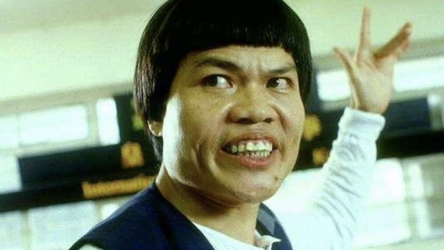 66岁绿叶八两金常驻内地转型做老板,携25岁儿子四处登台月入50万