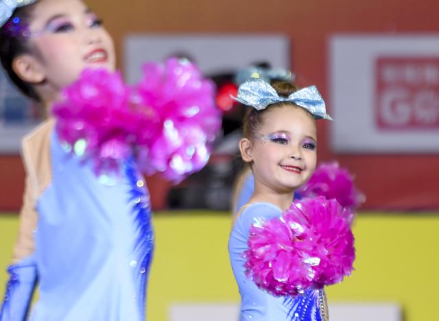 （体育·图片故事）啦啦操“小花”美菲娜(2)