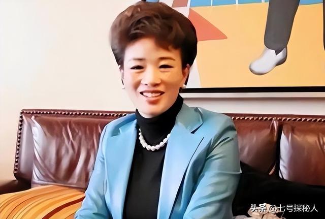 温州富婆胡洁,前脚送巨贪前夫进监狱,后脚嫁周立波,将其宠成宝