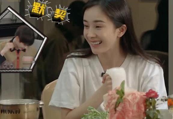 杨幂全脸被糊蛋糕，无奈洗脸卸妆，素颜曝光：这是33岁的脸？