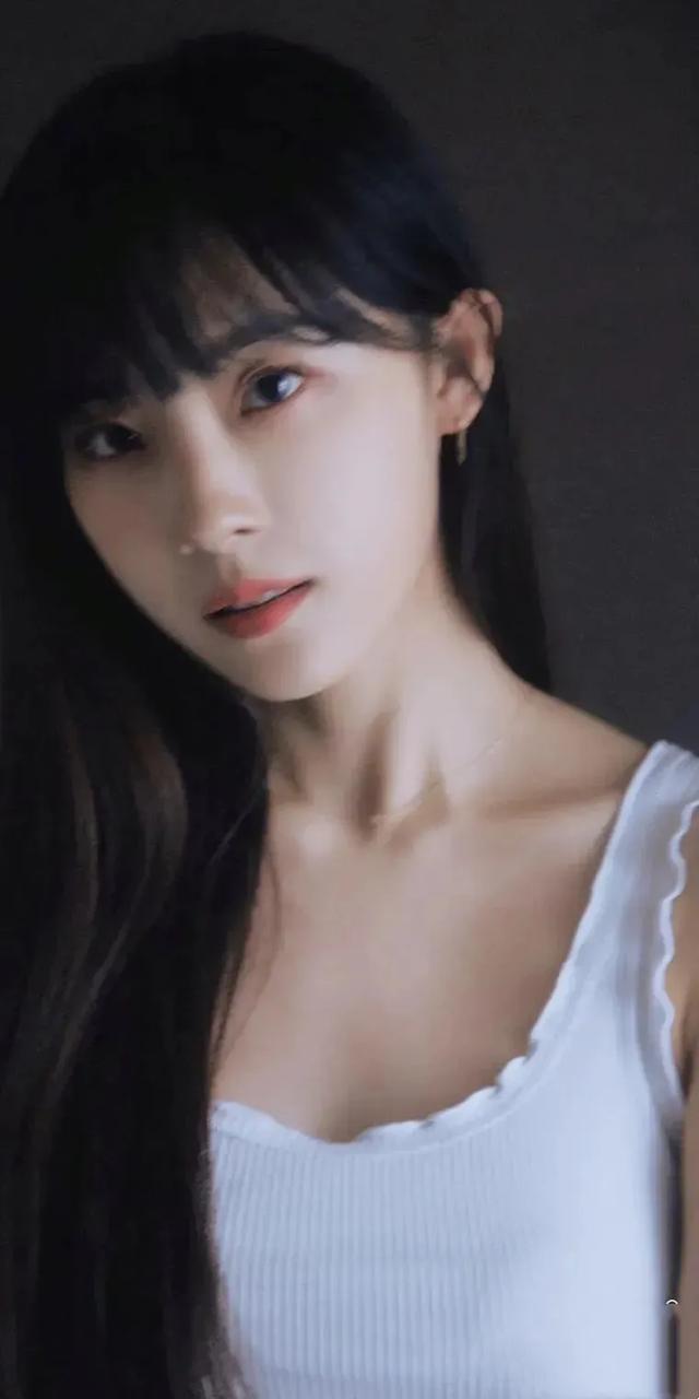 卢洋洋:颜值爆表,笑靥倾城,身材勾勒梦幻轮廓,解锁魅力新维度