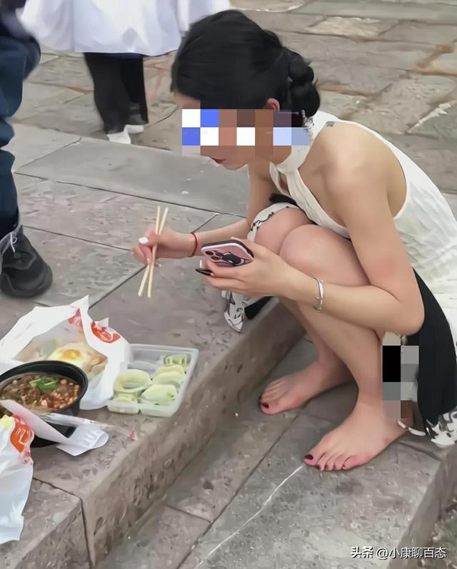 浙江女网红衣着单薄，光脚蹲在路边吃盒饭，冻得瑟瑟发抖